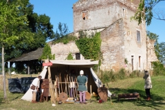 Préparation de la scène de combat médiéval...